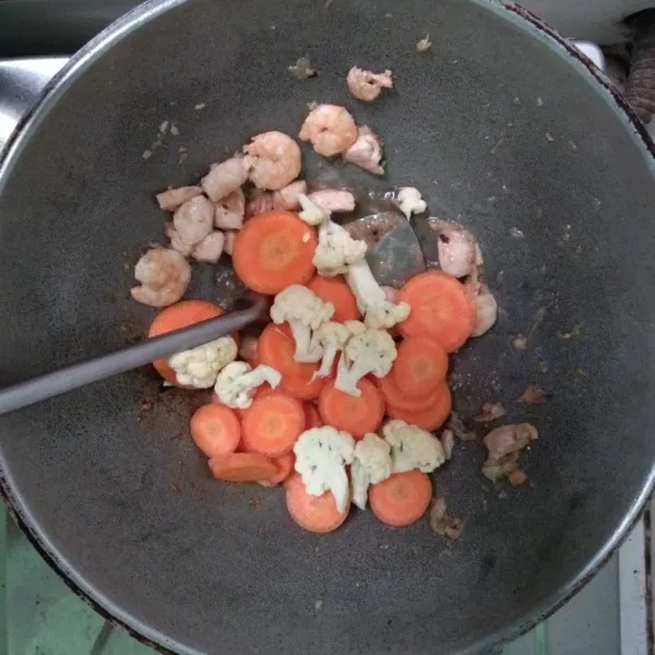 Masukkan wortel dan juga brokoli, tumis hingga setenga matang.