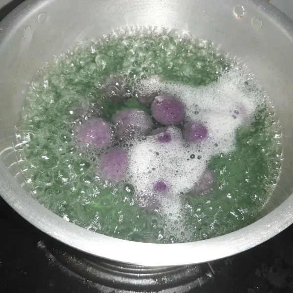 Masak hingga semua klepon mengapung. lebih lama ga papa biar memastikan gula di dalamnya cair semua :) tapi kalau kelamaan dan ternyata adonan jebol yaaaa hilang semua gulanya hahaha. jadi hati-hati saat proses memasukkan gula merah tadi ya :) terakhir jangan lupa digulirkan ke kelapa kukus. dan siap dinikmatiiii :)