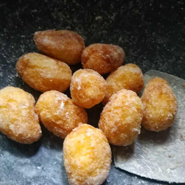 Masukkan godok, matikan api, aduk terus menerus hingga Besta mengkristal, lalu sajikan.