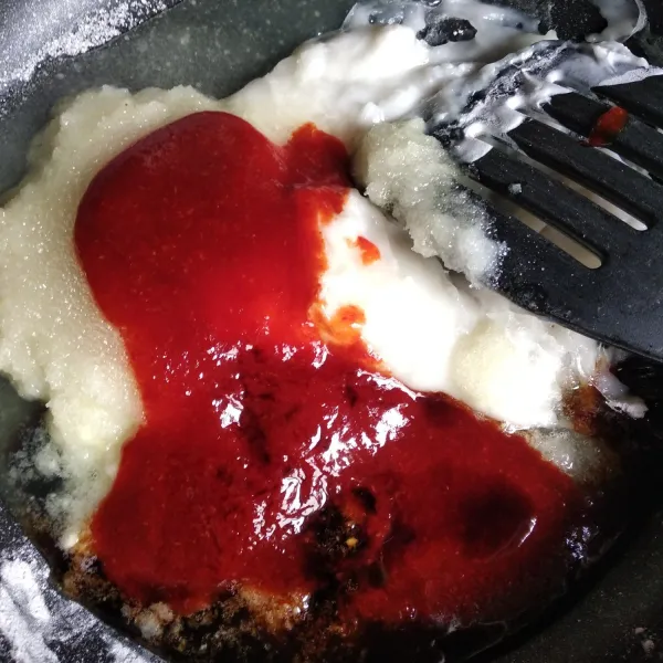 Dalam wajan berisi pasta tepung ketan masukkan saos gochujang, gula pasir, kecap ikan, dan bumbu yang dihaluskan. Aduk rata hingga pasta tidak menggumpal.