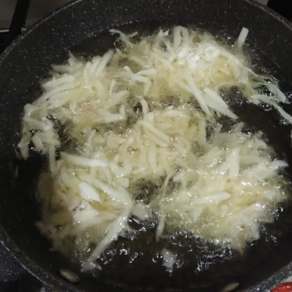 Cetak menggunakan sendok makan kemudian goreng sampai matang.