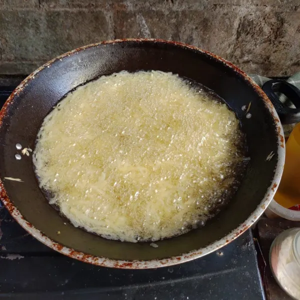 Gunakan api besar, dengan minyak panas. Goreng kentang hingga berwarna kuning kecoklatan atau hingga terlihat mengering. Kemudian angkat dan tiriskan.