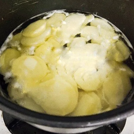 Kupas kentang kemudian rebus hingga matang.