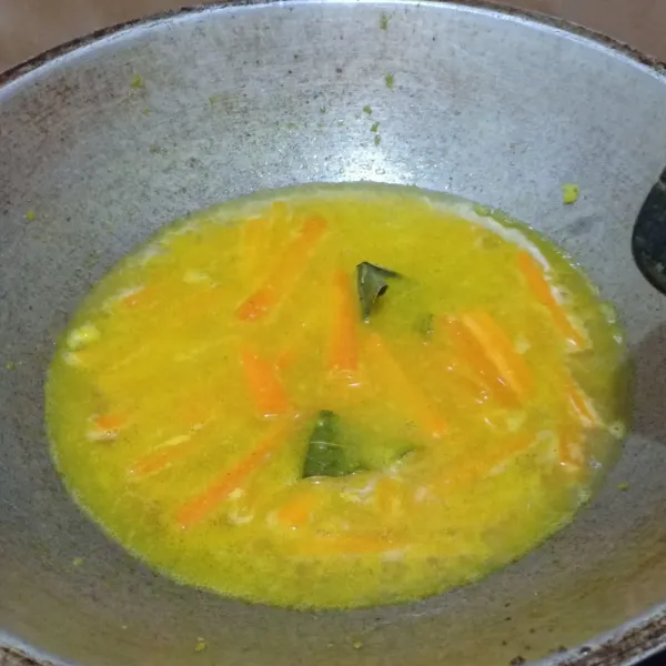 Masukkan potongan wortel lalu tambahkan air, biarkan wortel agak empuk.