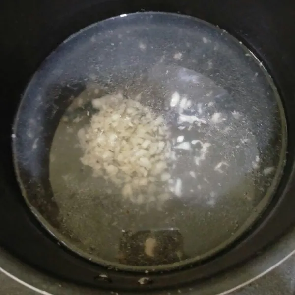 Didihkan air kaldu rebusan ayam kembali, masukkan bawang putih dan ayam.