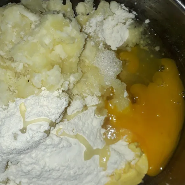Campur, singkong yang sudah dihaluskan dengan mentega, telur, gula pasir, vanilli cair dan tepung terigu. Uleni sampai rata.