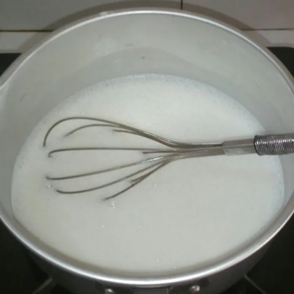 Buat bahan lapisan putih : campur santan, tepung beras, maizena, gula dan garam, masak sambil terus diaduk sampai meletup letup.