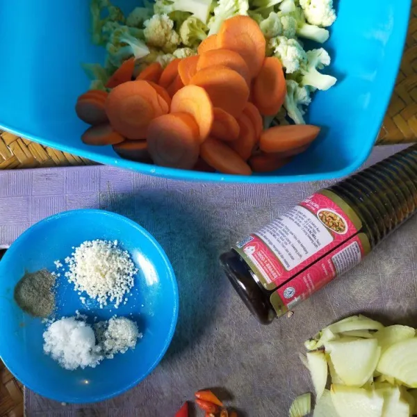 Cuci bersih kembang kol, wortel, cabe rawit, bawang bombai dan bawang putih, sisihkan.