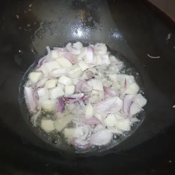 Siapkan wajan. Masukkan minyak, panaskan. Tumis bawang merah dan bawang putih, masak hingga wangi.