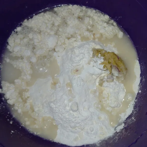 Campur tepung terigu dan tepung beras dengan bumbu halus, kaldu bubuk, garam dan air.