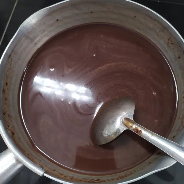 Campur semua bahan puding coklat dalam panci, masak di atas kompor, aduk perlahan hingga mendidih