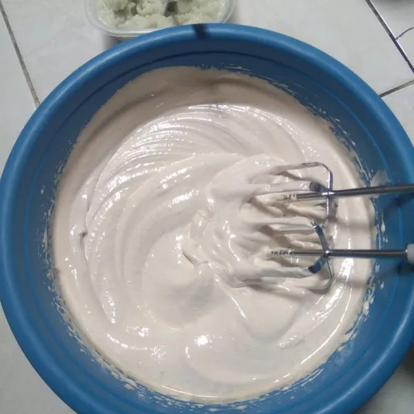 Mixer gula, telur, ovalet dan vanili sampai putih berjejak.