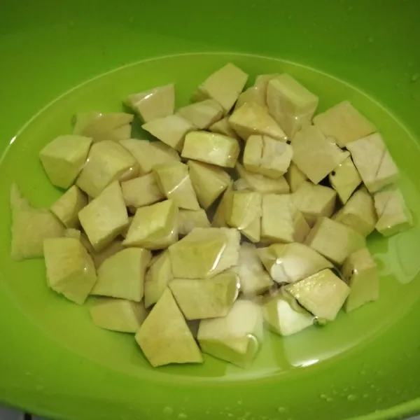Kupas serta potong ubi berbentuk kotak kecil, lalu bersihkan. Kemudian rendam ubi dan tambahkan garam. Diamkan selama 15 menit. Cuci ubi kembali agar getahnya hilang, lalu angkat dan tiriskan.