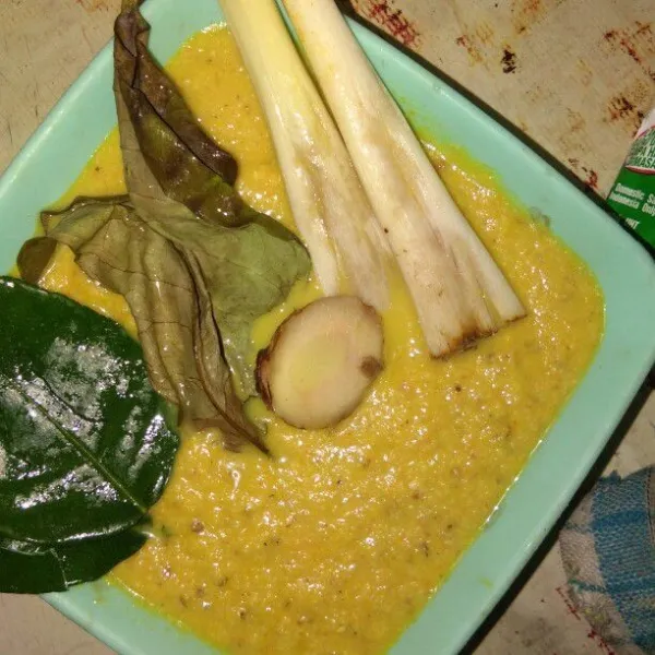 Haluskan bumbu, sisihkan.