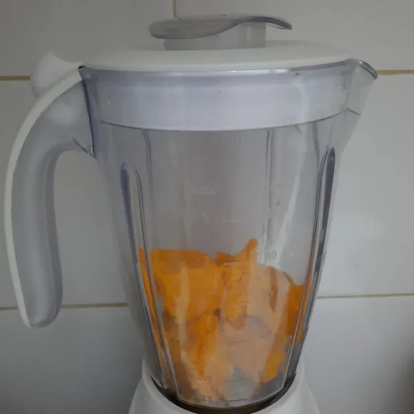 Keluarkan dari freezer. Hancurkan dengan sendok. Masukkan dalam tabung blender. Proses hingga halus.