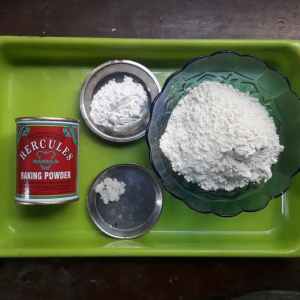 Siapkan bahan tepung terigu,tepung beras,baking powder dan garam.