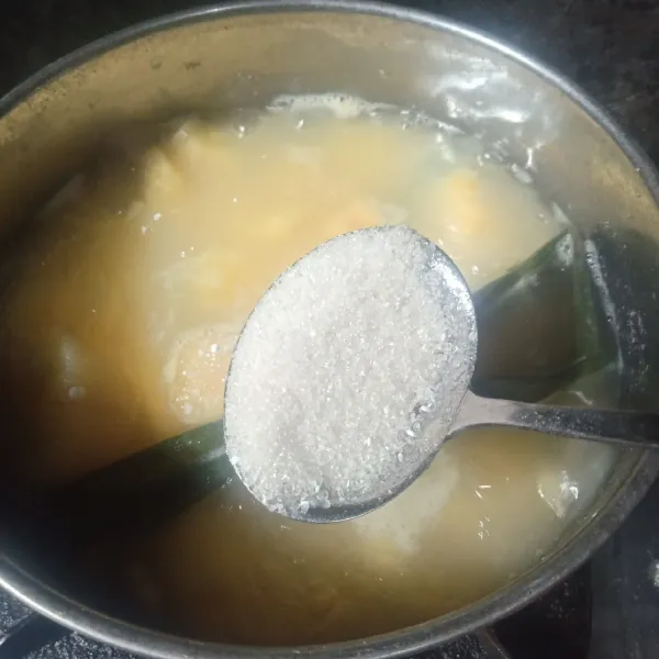 Setelah lunak masuk kan gula pasir,masak sambil di aduk hingga meresap.