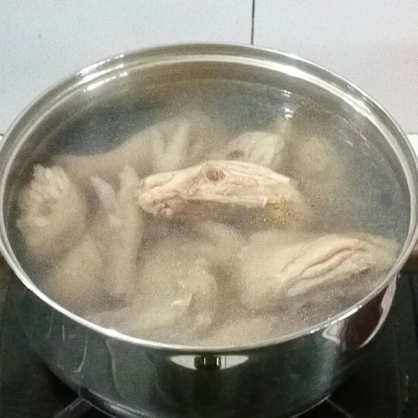 Rebus ayam selama 15 menit.