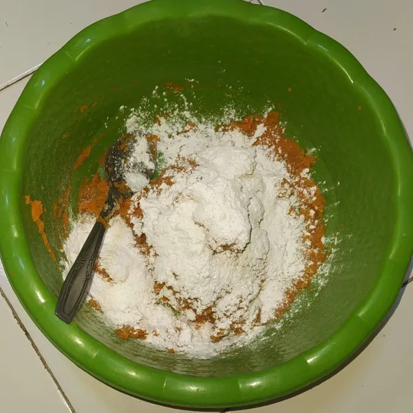Campurkan ubi dan tepung maizena serta gula pasir, uleni sampai semua tercampur dan adonan bisa dipulung.
