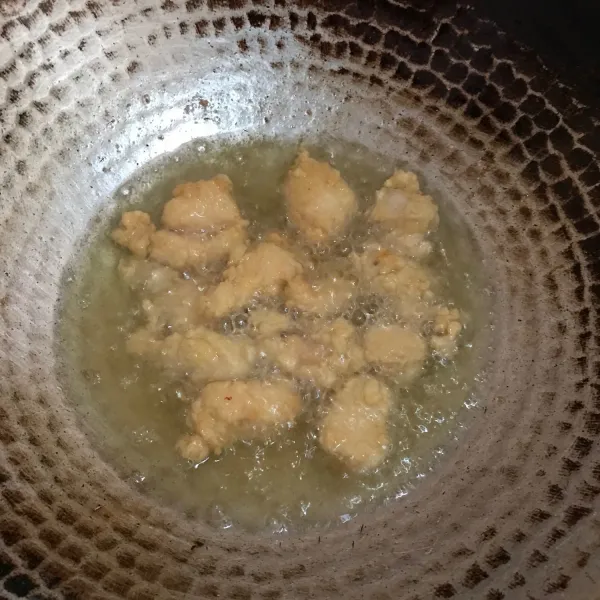 Siapkan wajan dan minyak, setelah panas, masukan adonan ayam yang telah dibaluri adonan tepung kering, tiriskan.