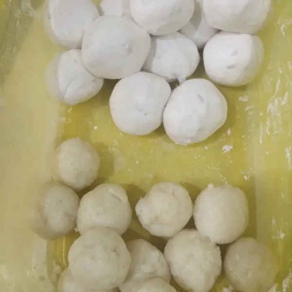 Bulatkan adonan kulit dan isi. Masing-masing menjadi 11 buah.