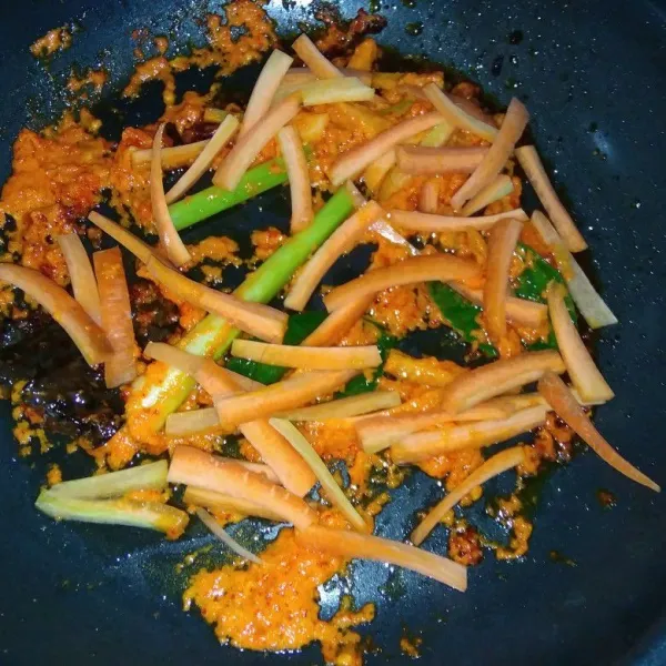 Masukkan wortel bersama air, aduk rata dan masak hingga wortel 1/2 matang.