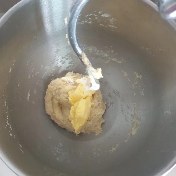 Mixer adonan sampai tercampur rata. Masukkan butter dan garam halus.