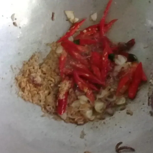 Tumis bawang merah dan bawang putih sampai harum, masukan irisan cabe, dan udang rebon masak sampai layu.
