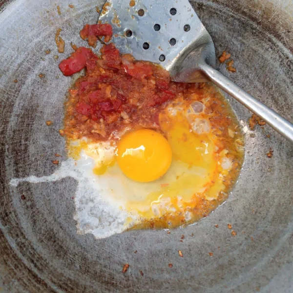 Masukkan telur. Goreng sambil diorak-arik.