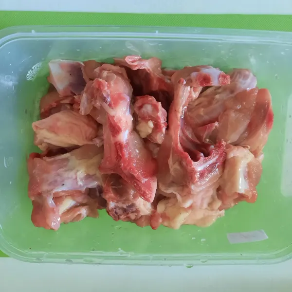 Cuci bersih tulangan ayam, potong-potong sesuai selera.
