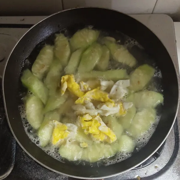 Masukkan telur, angkat dan siap disajikan.