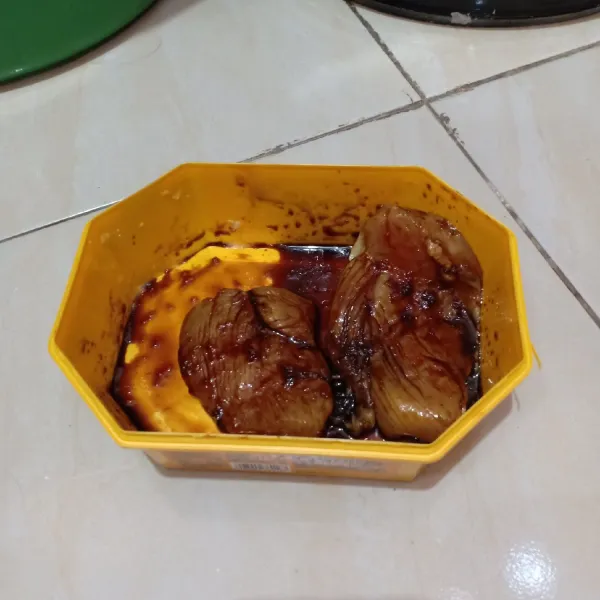 Saat hendak dipanggang, tusuk-tusuk ayam lalu lumuri dengan kecap manis.