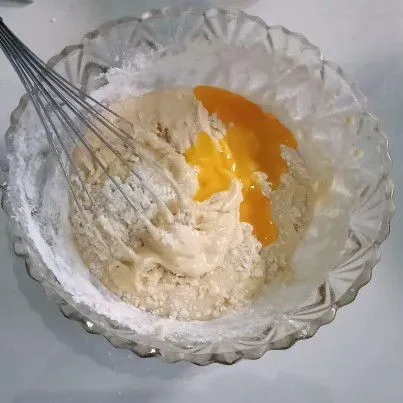 Tambahkan margarin cair aduk hingga merata.