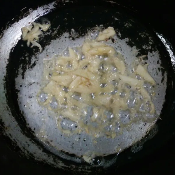 Tumis bawang putih sampai wangi dan matang.