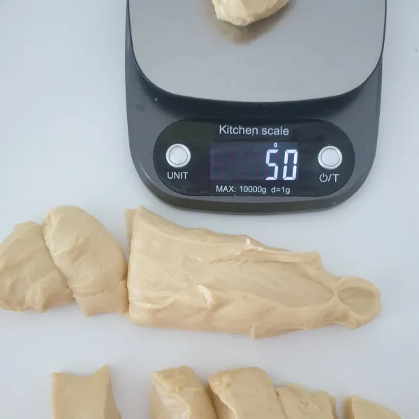 Potong-potong dan timbang adonan.