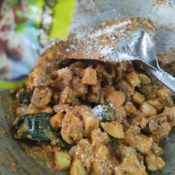 Masukkan kentang dan beri bumbu garam, gula pasir, gula merah, dan kaldu ayam. Aduk hingga merata dan bumbu meresap dan agak mengering. Angkat dan sajikan.