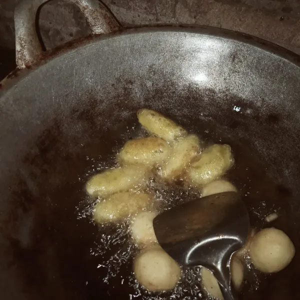 Siapkan wajan panaskan minyak lalu  goreng timus ubi dengan api sedang sampai kecoklatan atau matang angkat dan sajikan.