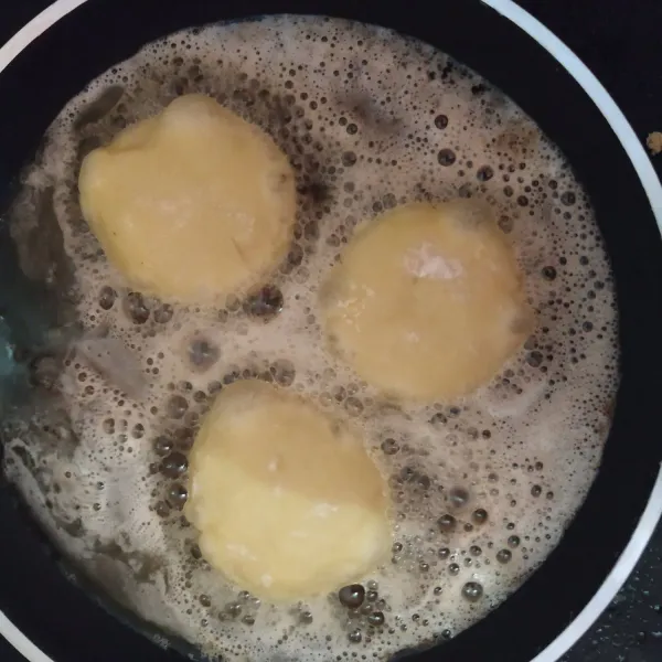 Goreng donat dengan minyak banyak, api kecil, sekali balik saja.