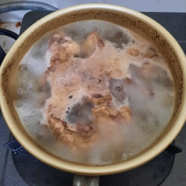 Rebus tulangan ayam sampai setengah matang lalu buang air rebusannya.