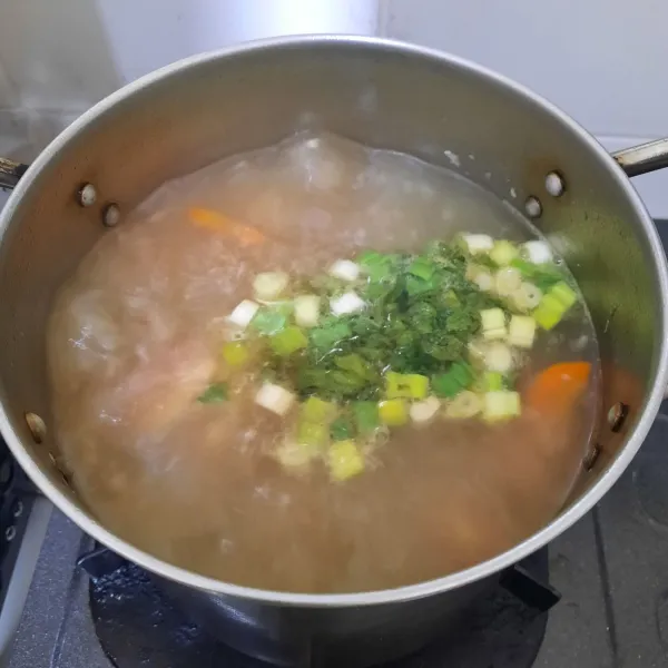 Terakhir tambahkan bawang daun, seledri dan tomat. Didihkan sampai semua sayur empuk. Selamat mencoba.