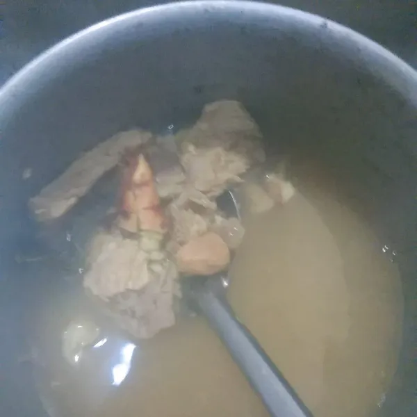 Setelah daging matang, masukkan bumbu pelengkap aduk-aduk rata. Koreksi rasa dalam wadah, masukkan soto taburi pelengkap, soto daging sapi siap disajikan.