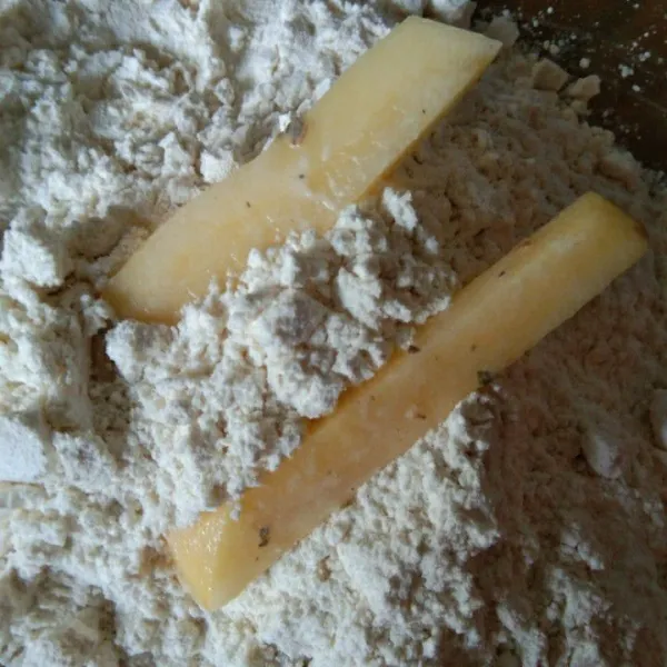 Siapkan tepung terigu. Ambil kentang lalu lumuri dengan tepung terigu.
