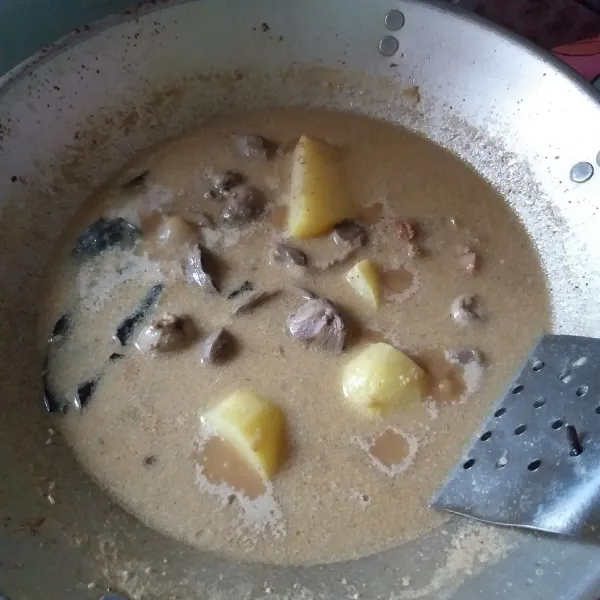 Terakhir masukkan kentang. Masak hingga air menyusut.