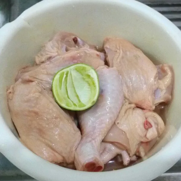 Cuci bersih ayam, lumuri dengan air jeruk nipis. Diamkan selama 10 menit lalu cuci bersih lagi.