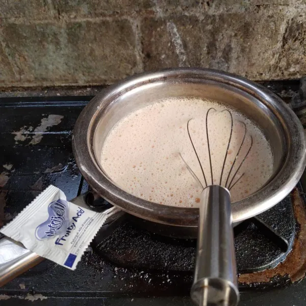 Masak hingga mendidih, lalu diamkan sebentar lalu masukan perisa jellynya. Aduk rata dan diamkan hingga hangat.