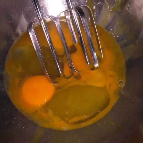 Mixer asal rata telur, gula, dan sp.
