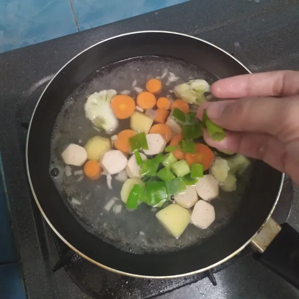 Setelah sayuran matang masukan daun bawang dan seledri, masak sebentar dan sajikan.