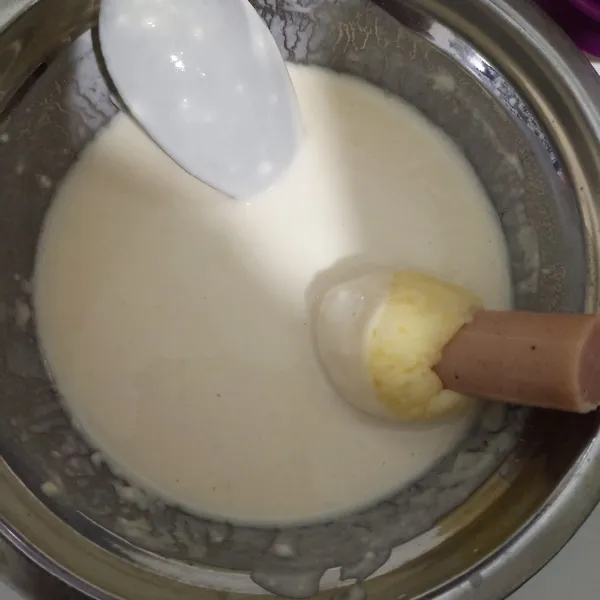 Baluri bagian kentang dengan larutan terigu.
