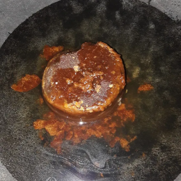 Masak gula aren dengan air.Masak sampai mengental dan menjadi karamel.