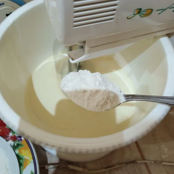 Setelah adonan mengembang masukkan adonan tepung yang sudah diayak tadi.